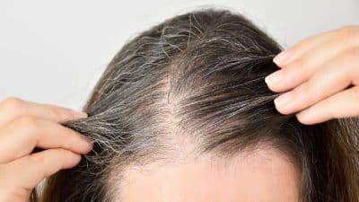 Cheveux gris : Cette astuce naturelle va vous éviter d'en avoir !