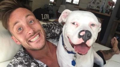 Il publie un selfie avec son chien sur la Toile, les policiers accourent chez lui