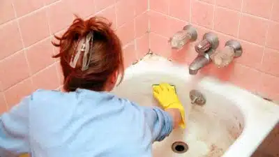 Éliminez les taches de moisissure de votre salle de bain avec seulement 2 ingrédients